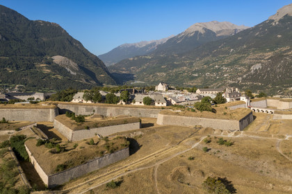 France, Hautes Alpes (05), Mont-Dauphin, citadelle édifiée par Vauban, classée Patrimoine Mondial de l'UNESCO (vue aérienne)