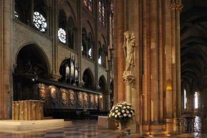 France, Paris (75), île de la Cité, la cathédrale Notre-Dame, la croisée des Transepts et le maître-autel, la Vierge à l’Enfant à l'entrée du choeur