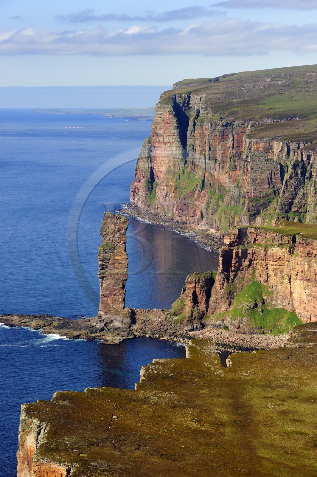 Royaume-Uni, Ecosse, Iles Orcades, Ile de Hoy, l'emblème distinctif Old Man of Hoy est un rocher se détachant en mer haut de 137 m (vue aérienne)