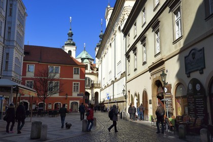 République Tchèque, Prague, centre historique classé Patrimoine Mondial de l'UNESCO, la vieille ville (Stare Mesto), petite place de la rue Karlova et la Clementinum en arrière plan