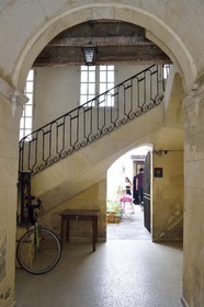 France, Bouches-du-Rhône (13), Arles, entrée de l'ancien Hotel particulier Raynaud