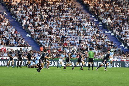 France, Pyrénées-Atlantiques (64), Pays-Basque, Bayonne, stade Jean-Dauger, derby basque de rugby entre l'Aviron Bayonnais (en bleu) et le Biarritz Olympique (ici en noir)