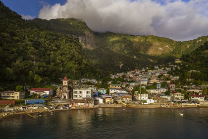 Caraïbes, Ile de la Dominique, baie de Soufrière, la plage et le village de Soufrière (vue aérienne)