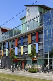 Germany, Baden-Wurttemberg, Freiburg im Breisgau, Vauban quarter, building called Sun Ship (Sonnenschiff) in the Schlierberg‘s solar settlement area, architect Rolf Disch