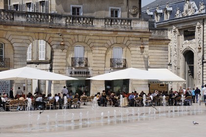 France, Côte d'Or (21), Dijon, terrasse de café sur la place de la Libération