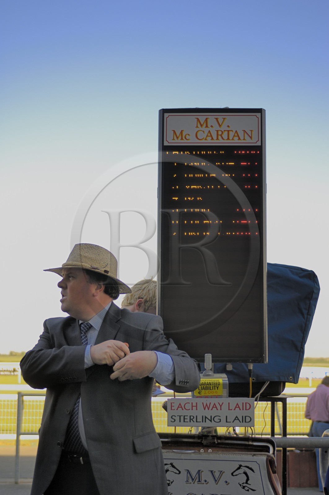 Irlande, Co. Meath, hippodrome de Fairyhouse, bookmakers au bord du champ de course