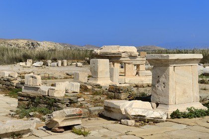 Grèce, île de Delos, classée Patrimoine Mondial de l'UNESCO, site archéologique de Délos, sanctuaire d'Apollon, la plus grande cité antique de la mer Egée, l'Agora des Compétaliastes ou des Hermaïstes