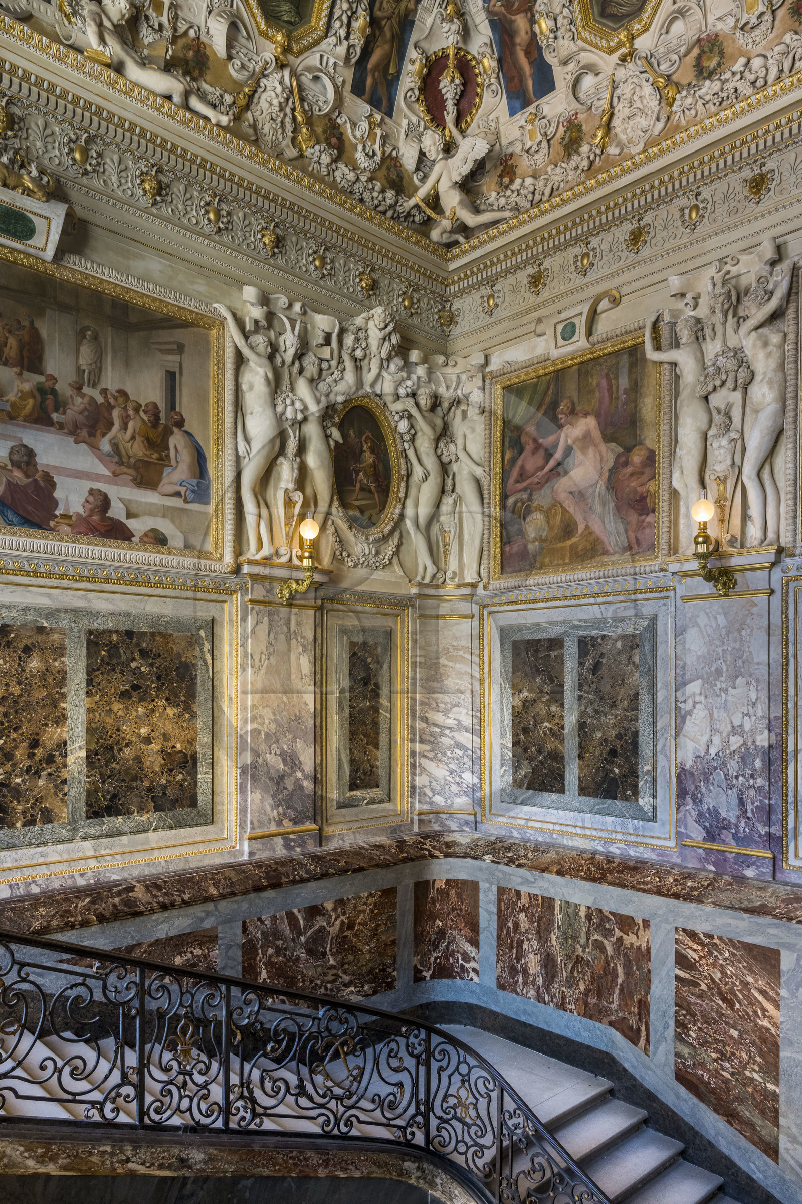 France, Seine-et-Marne (77), Fontainebleau, chateau de Fontainebleau, classé Patrimoine Mondial par l'UNESCO, l'escalier du roi construit en 1748-1749 à la demande de Louis XV se situe à l'emplacement de la chambre à coucher des anciens appartements de la duchesse d'Etampes
