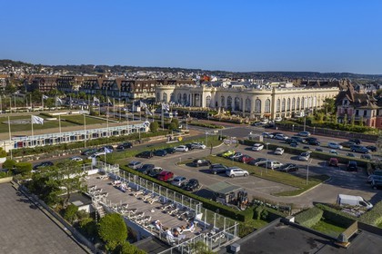 France, Calvados (14), Pays d'Auge, Deauville, Casino Barriere de Deauville et le centre de Thalassotherapie au premier plan