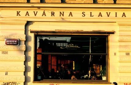 République Tchèque, Prague, le café Slavia (ex fief de la dissidence) sur le quai de la Vltava