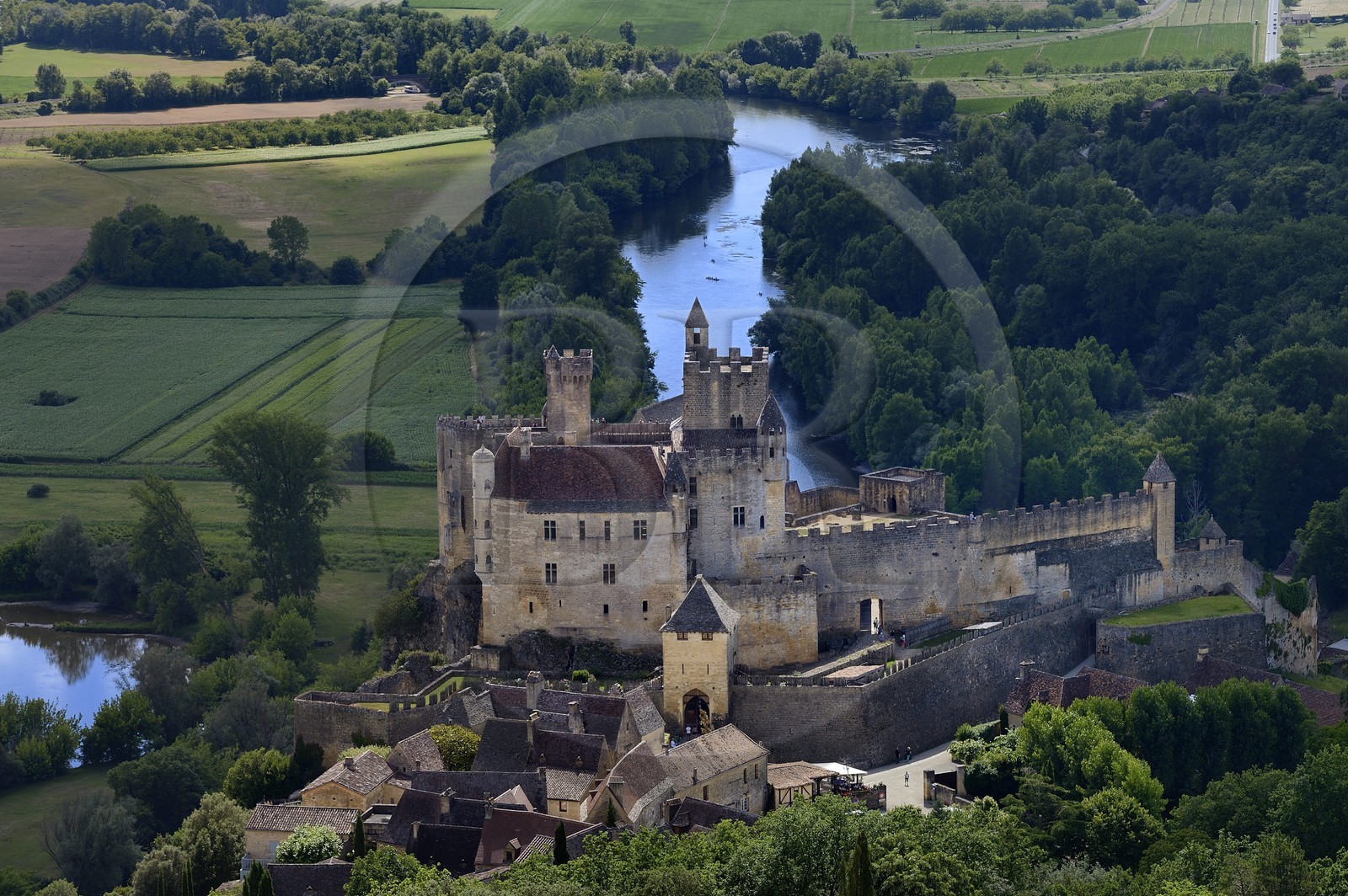 France, Dordogne (24), Périgord Noir, vallée de la Dordogne, Beynac-et-Cazenac, labellisé Les Plus Beaux Villages de France, château sur un éperon rocheux au dessus de la rivière Dordogne (vue aérienne)