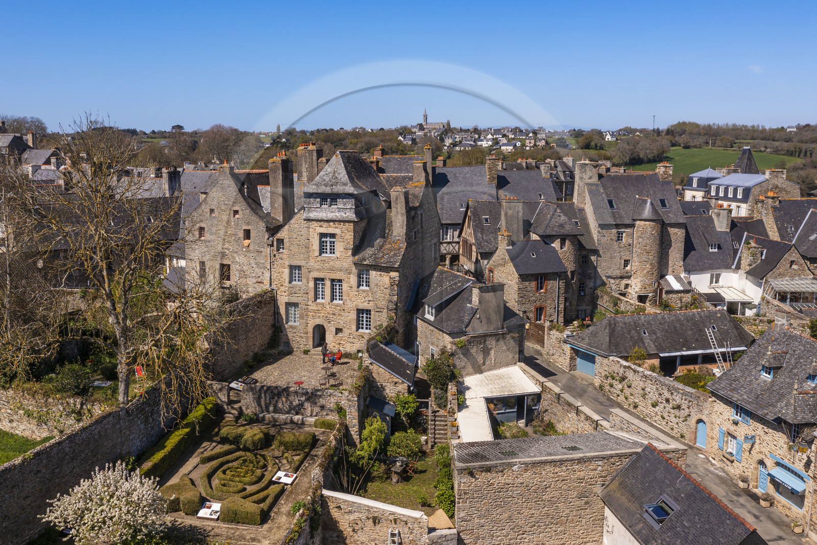 France, Côtes-d'Armor (22), Tréguier, arrière en granit de la maison natale de l'écrivain Ernest Renan, maison à pans de bois datant du XVIème siècle et son jardin devenue aujourd'hui le musée Ernest-Renan (vue aérienne)