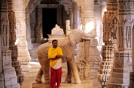 Inde, état du Rajasthan, Ranakpur, Moine dans le Temple jaïn d'Adinatha