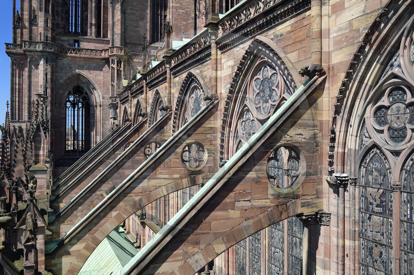 France, Bas-Rhin (67), Strasbourg, vieille ville classée au Patrimoine Mondial de l'UNESCO, la cathédrale Notre-Dame, arcs-boutants de la facade sud et gargouilles