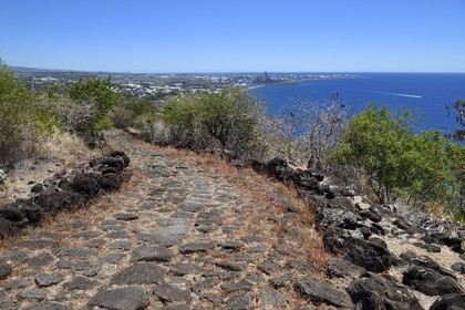 France, Ile de la Reunion, La Possession, le chemin Crémont aussi appelé chemin des Anglais, ancienne route pavé de basalte depuis 1775 qui longe le bord de la falaise de la cote nord-ouest devenu sentier de randonnée