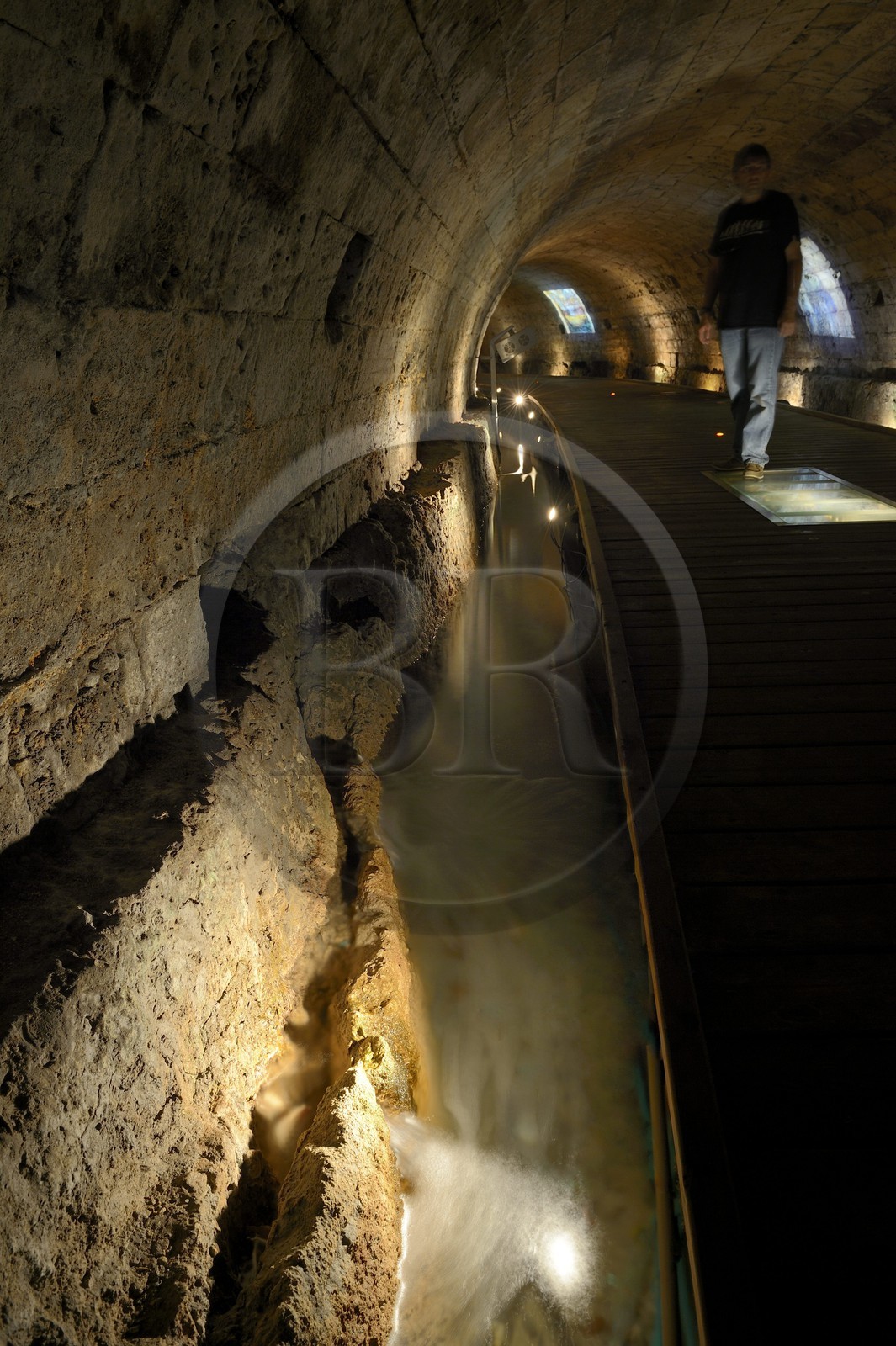Israel, district Nord, Galilée, Acre (Akko), vieille ville, classée Patrimoine Mondial de l'UNESCO, le tunnel des Templiers long de 350 de long mène du Palais Templiers qui a été détruit en 1921 jusqu'au port d'Acre à l'est, il a été construit à la fin du 12ème siècle mais seulement découvert en 1994
