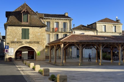 France, Dordogne (24), Périgord Pourpre, Beaumont-du-Périgord, la halle sur la place Jean Moulin et la boucherie Daniel Delpech