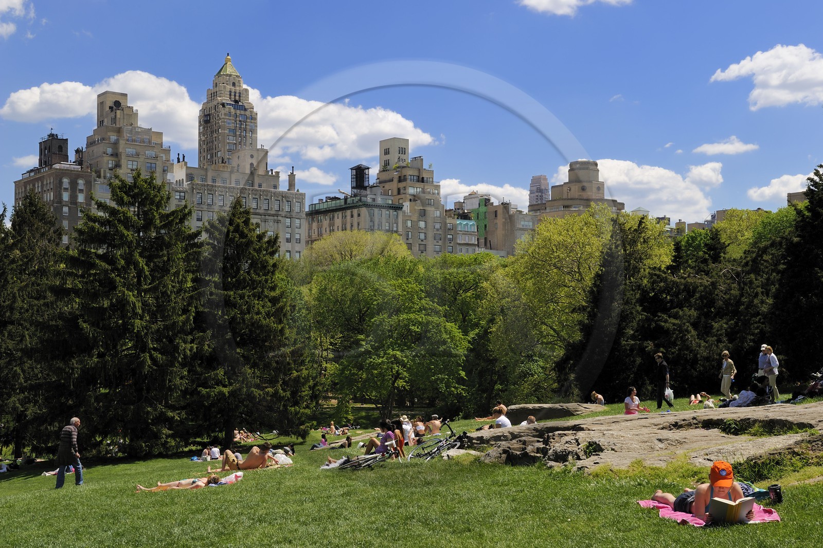 United States, New York City, Manhattan, Central Park, farniente and sport on Sundays on a field towards the Upper East Side