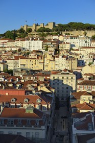 Portugal, Lisbon, city ​​view from the elevador (elevator) de Santa Justa and the Castelo Sao Jorge (Castle of St. George) on the Alfama hill, the rua Santa Justa in the foreground