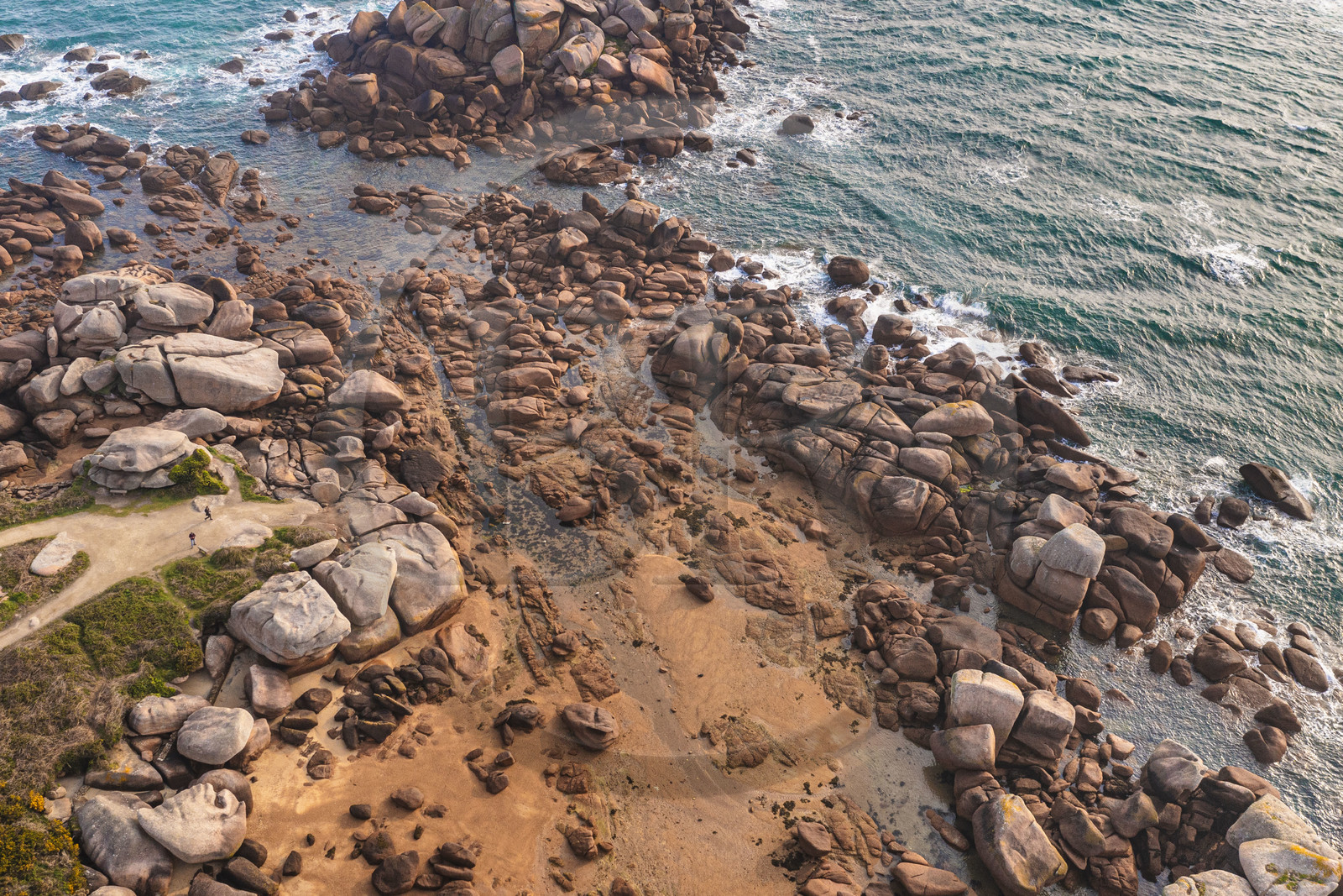 France, Côtes-d'Armor (22), Côte de Granit Rose, Trégastel, Ile Renote, le chaos granitique (vue aérienne)