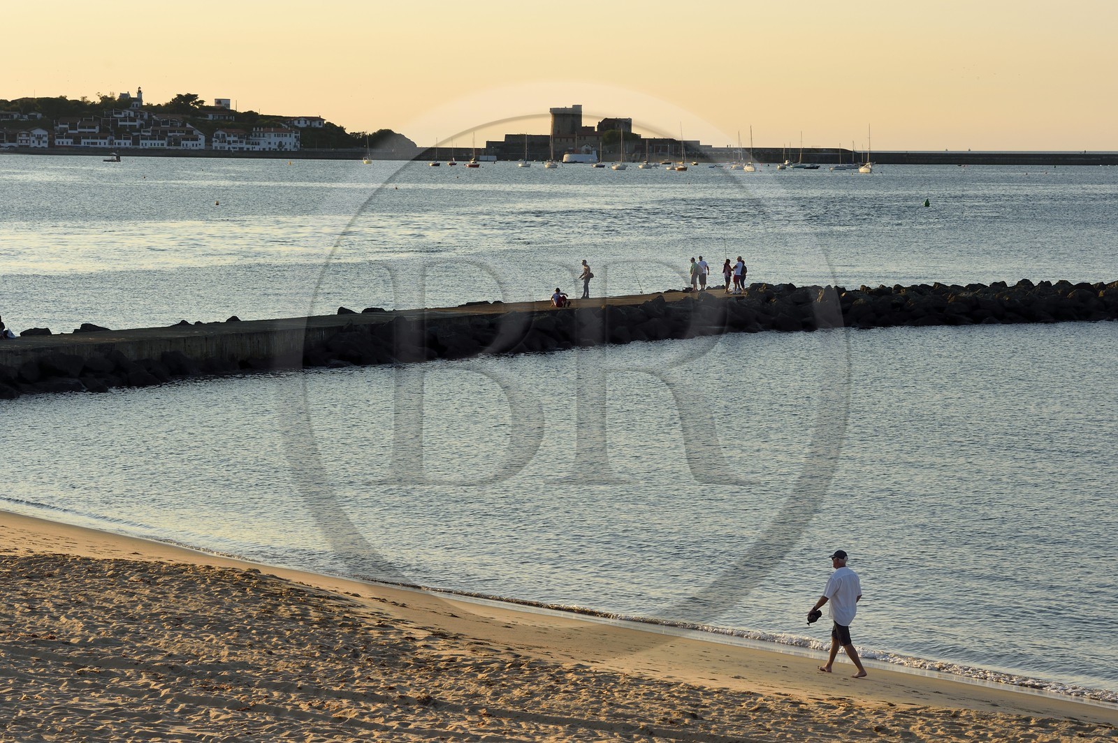 France, Pyrénées-Atlantiques (64), Pays-Basque, Saint-Jean-de-Luz, la plage et le fort de Socoa construit sous Louis XIII remanié par Vauban à Ciboure