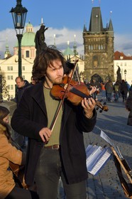 République Tchèque, Prague, centre historique classé Patrimoine Mondial de l' UNESCO, concert de violonistes sur le pont Charles (Karluv Most ou Karlov Most) sur la rivière Vltava