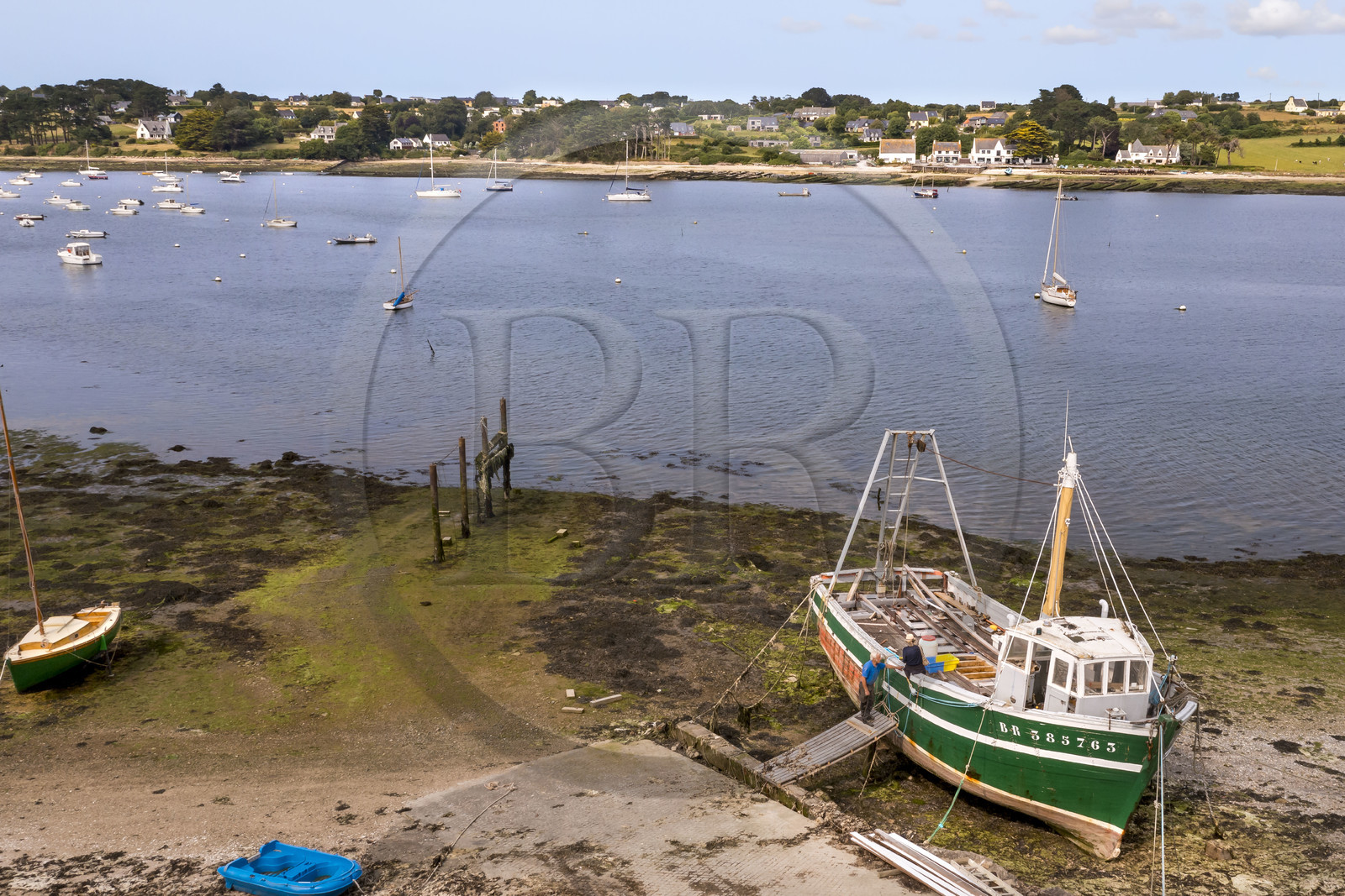 France, Finistère (29), Pays des Abers, port de Saint-Pabu sur l'Aber Benoit, chantier de construction navale Bégoc spécialisé dans la restauration de bateau en bois, dragueur en bois des années 60 specialement conçu pour la famille Madec pour l'ostréiculture (vue aérienne)
