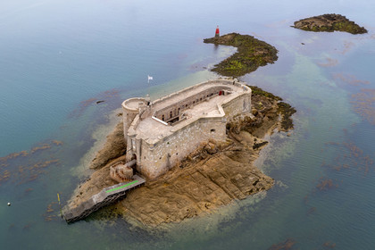 France, Finistère (29), Baie de Morlaix, Plouezoc'h, le chateau du Taureau construit par Vauban au XVIIe siècle (vue aérienne)