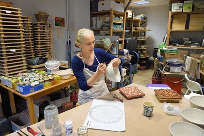 France, Var (83), Seillans, labellisé Les Plus Beaux Villages de France, Fabienne Pesenti fabrique des céramiques et des mosaiques artisanales dans l'Atelier des Couronnes situé dans l'Ancienne Bouchonnerie