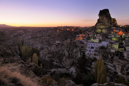 Turquie, Anatolie Centrale, province de Nevsehir, Cappadoce classée Patrimoine Mondial de l'UNESCO, village d' Ortahisar à la tombée de la nuit