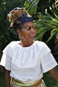 Caraïbes, Ile de la Dominique, site de Grand Fond dans le nord de l'île, Gillis en habit traditionnel de la Dominique au sortir de la messe