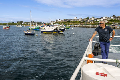 France, Finistère (29), Le Conquet, navire de la Penn ar Bed assurant la liaison avec les iles de Molène et Ouessant, les bateaux de pêche en arrière plan