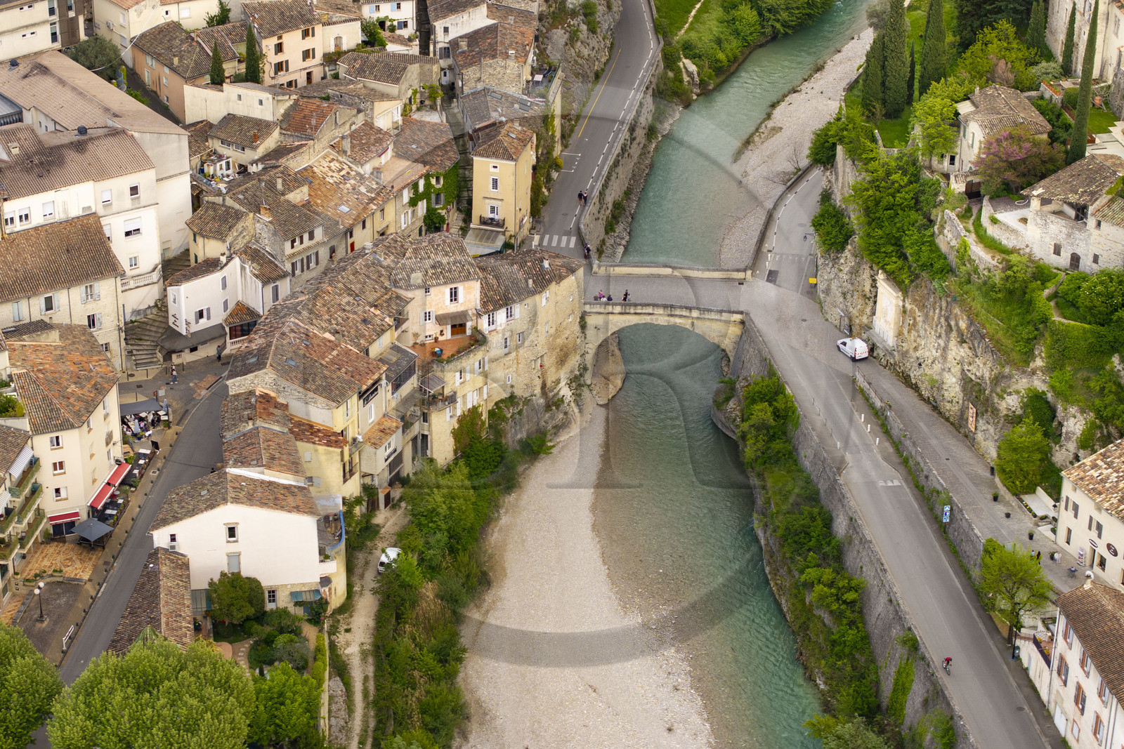France, Vaucluse (84), Vaison-la-Romaine, le pont romain sur l'Ouvèze datant du 1er siècle apr. J.-C. qui relie la ville basse et la ville médiévale (vue aérienne)
