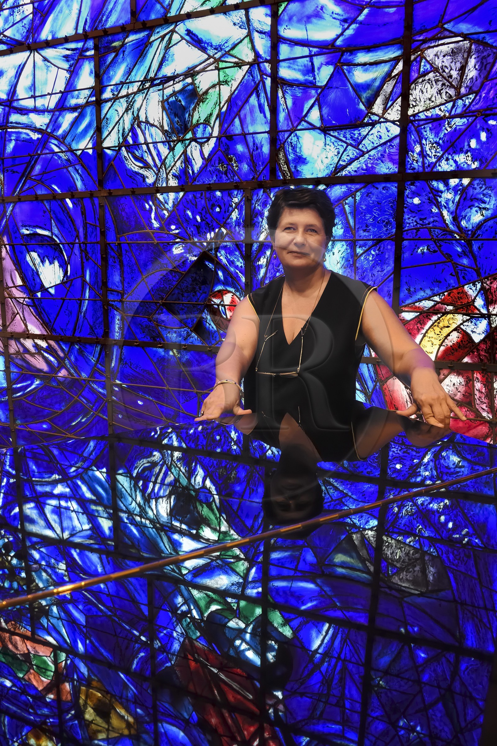 France, Alpes-Maritimes (06), Nice, musée national Marc Chagall de l'architecte André Hermant et créé à l'initiative d'André Malraux, Anne Dopffer, directrice des musées nationaux des Alpes-Maritimes et le vitrail illustrant la Création du Monde dans l'auditorium