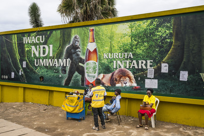 Rwanda, Kigali, publicité pour la bière Virunga fabriquée au Rwanda mettant en scène un gorille