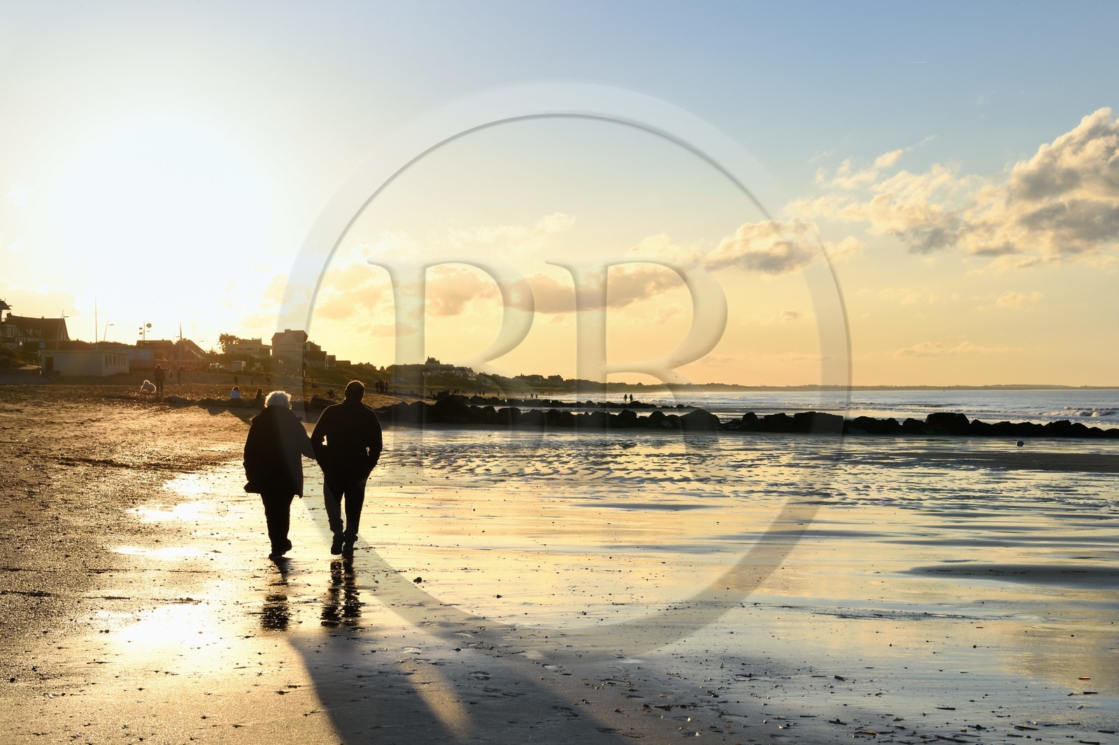 France, Calvados (14), Pays d'Auge, la côte Fleurie, Cabourg, promenade au coucher de soleil sur la plage de la station balnéaire