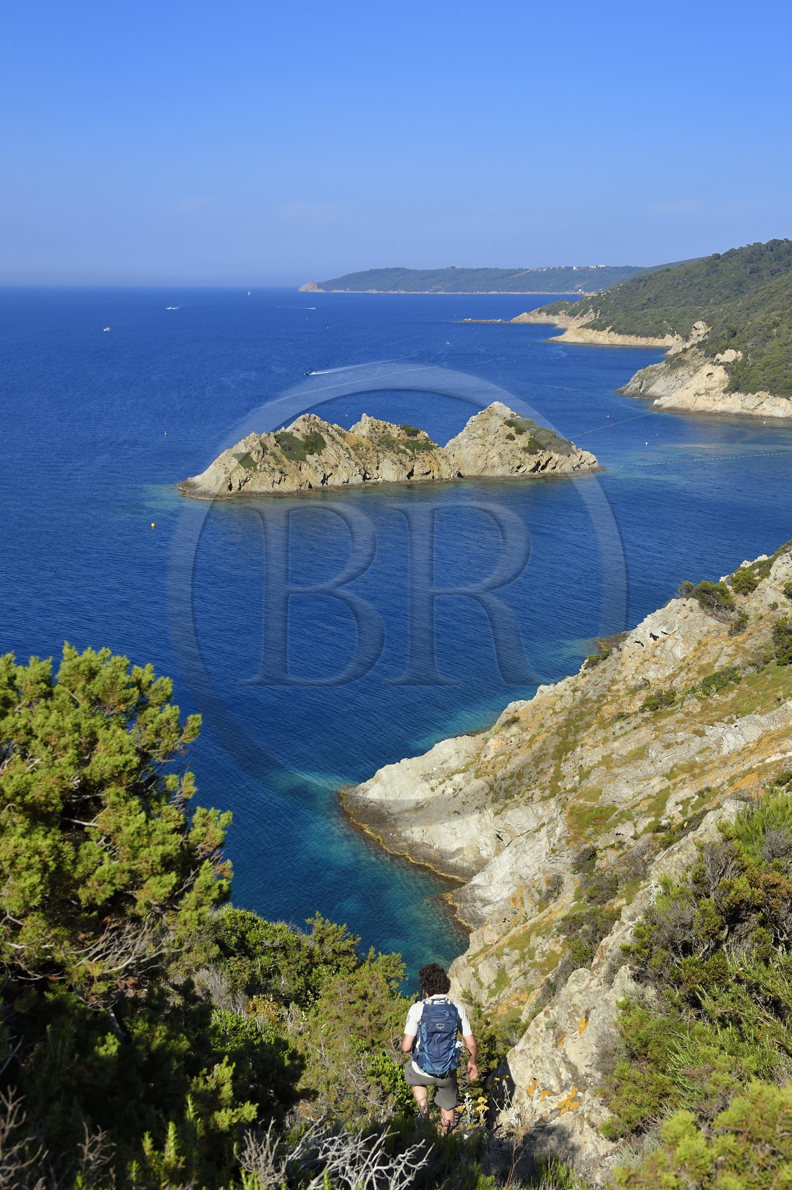 France, Var (83), Iles d'Hyères, Parc national de Port Cros, Ile de Port-Cros, plage de la Palud, Johann Cerisier, garde moniteur du parc national de Port-Cros en tournée de surveillance au rocher du Rascas (en arrière plan)