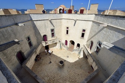 France, Var (83), Saint-Tropez, citadelle du XVIe siècle, cour du donjon