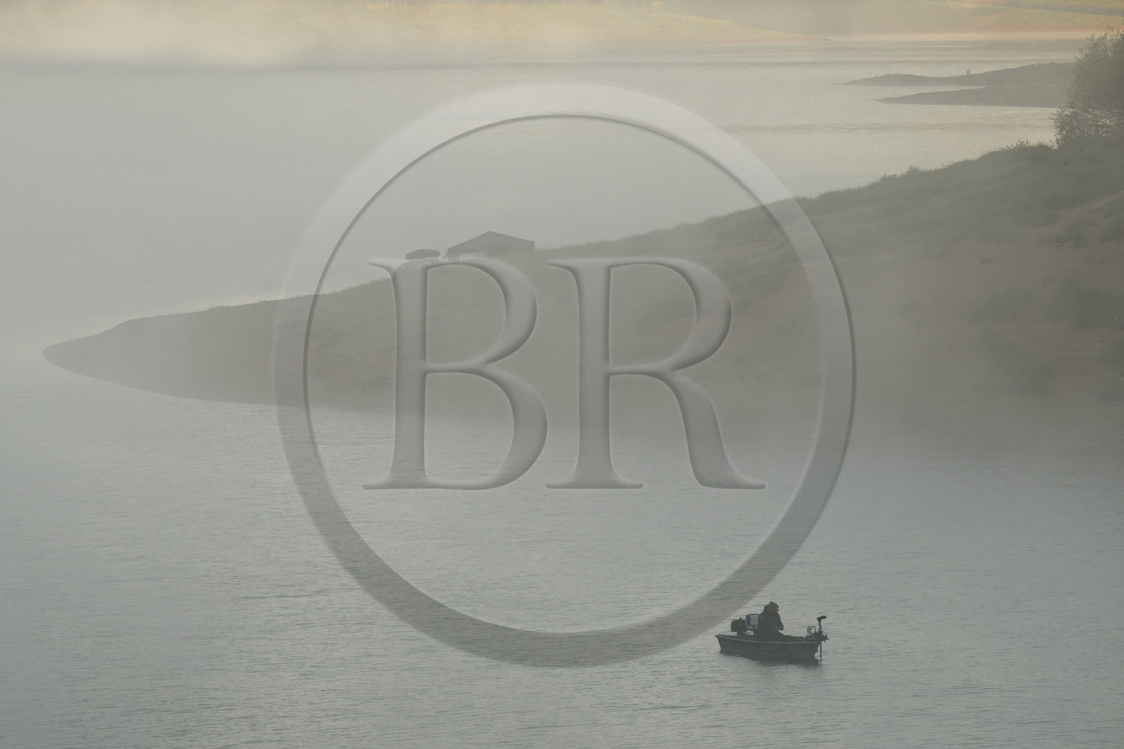France, Nièvre (58), Parc naturel régional du Morvan, Chaumard, lac de Pannecière  dans la brume du petit matin
