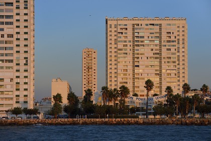 France, Var (83), Toulon, la piscine du Port Marchand (1970-1972) de l'architecte Alfred Ludovic Henry