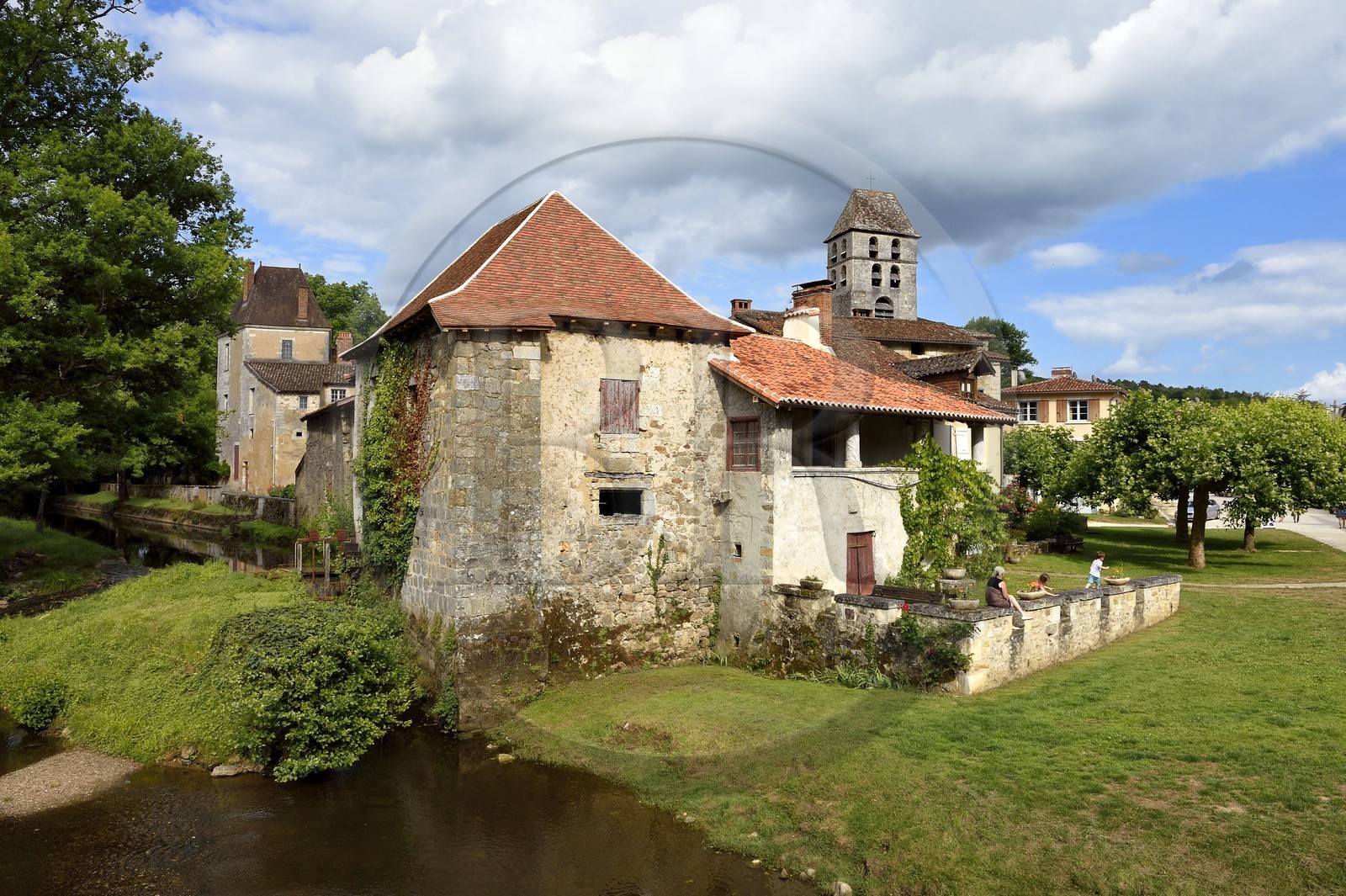 France, Dordogne (24), Périgord Vert, Saint-Jean-de-Côle, labellisé Les Plus Beaux Villages de France, le village et le clocher de l'église Saint-Jean-Baptiste