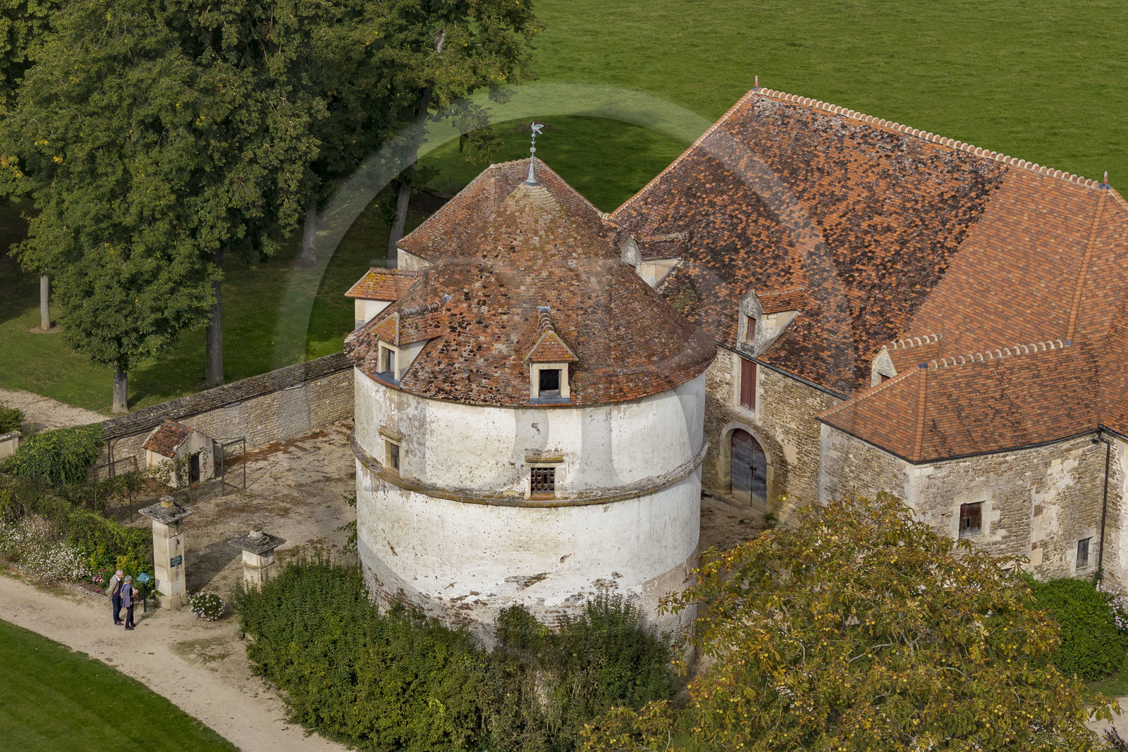 France, Côte-d'Or (21), Epoisses, le château d'Epoisses, colombier du XVIIe siècle et les communs (vue aérienne)