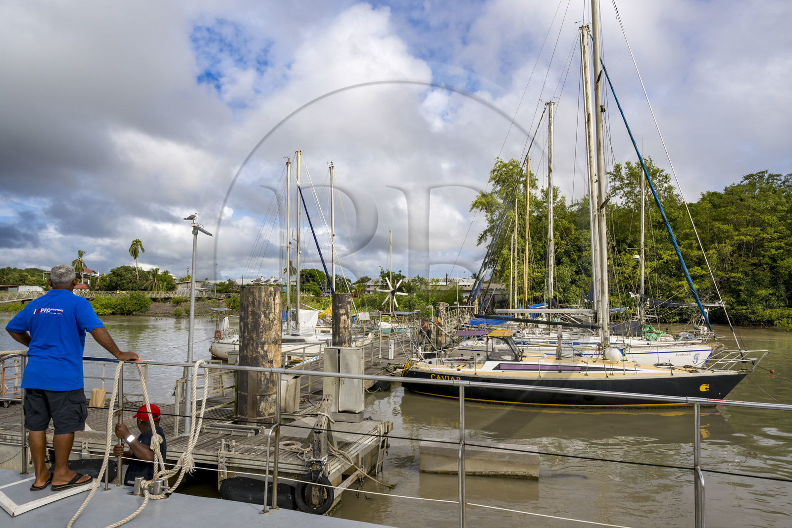 France, Guyane, Kourou, le ponton de la gare maritime des Balourous sur le fleuve Kourou