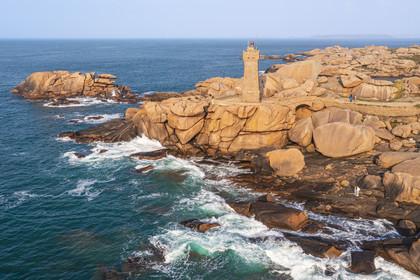 France, Côtes-d'Armor (22), Côte de Granit Rose, Perros-Guirec, Ploumanac'h, pointe de Skewell (Squéouel), le phare de Mean Ruz sur le sentier des Douaniers aussi chemin de Grande Randonnée GR 34 (vue aérienne)