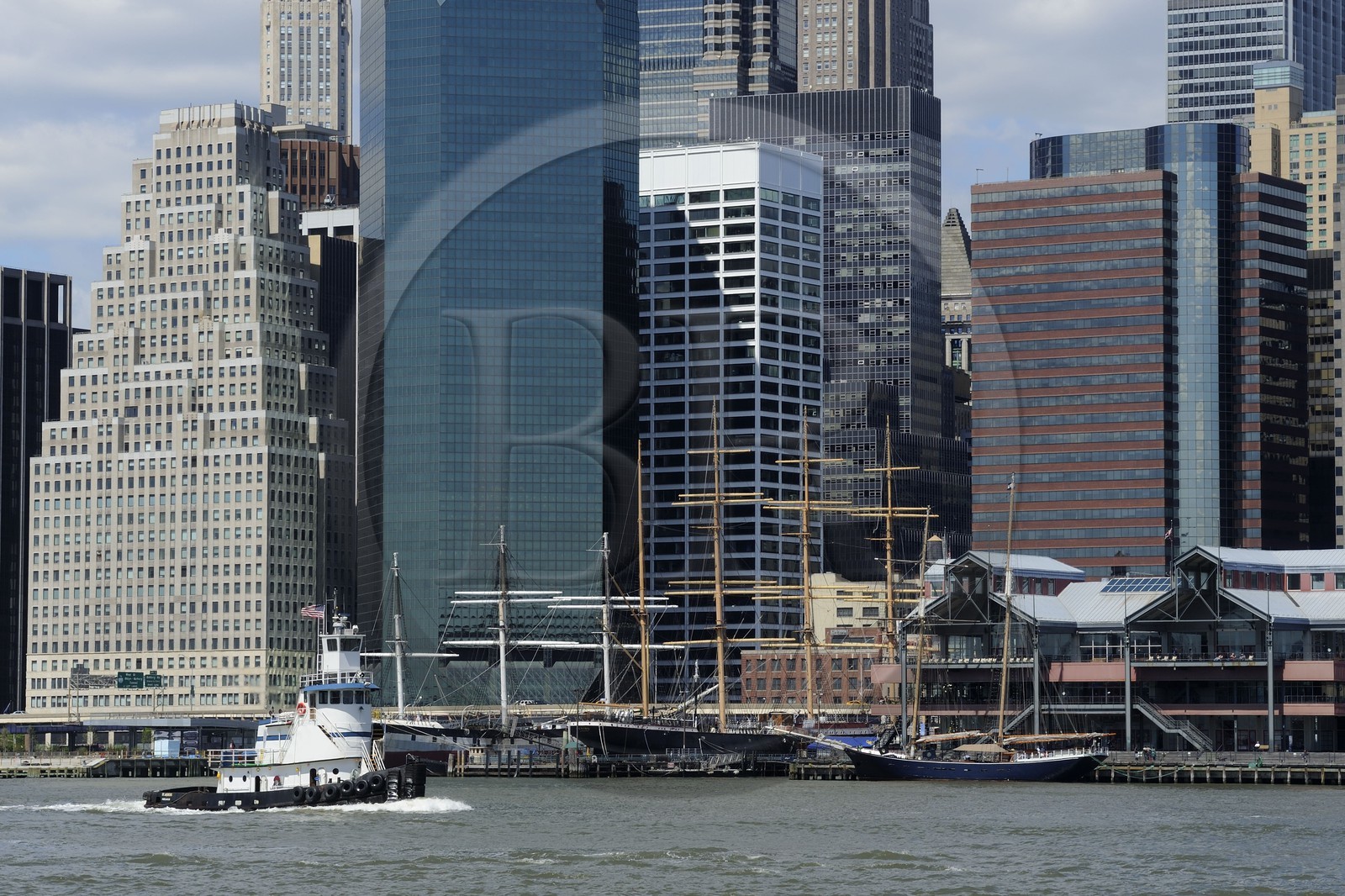 United States, New York City, Downtown Manhattan, East River in front of South Street Seaport seen from the Promenade in Brooklyn