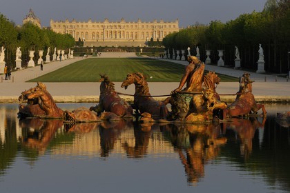 France, Yvelines (78), parc du château de Versailles, classé Patrimoine Mondial de l'UNESCO, le bassin d'Apollon par Tuby avec le char d'Apollon et l'axe du Soleil vers le château