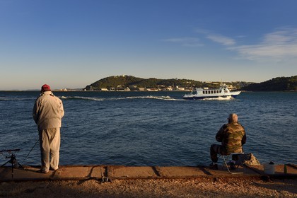 France, Var (83), la rade de Toulon, La Seyne-sur-Mer, quartier de Tamaris, pêcheurs sur la corniche Michel Pacha, bateau-bus