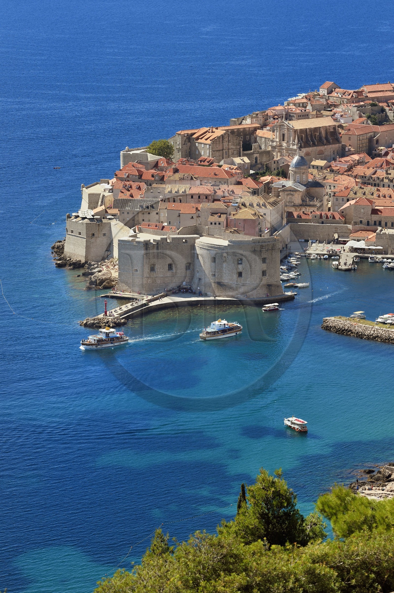 Croatie, Dalmatie, cote dalmate, Dubrovnik, centre historique classé Patrimoine Mondial de l'UNESCO, vue générale depuis la route de la corniche littorale