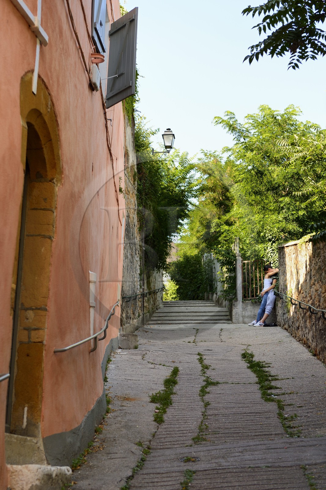 France, Rhône (69), Lyon, site historique classé Patrimoine Mondial de l'UNESCO, Vieux Lyon, quartier Saint-Georges, amoureux dans la montée du Gourguillon