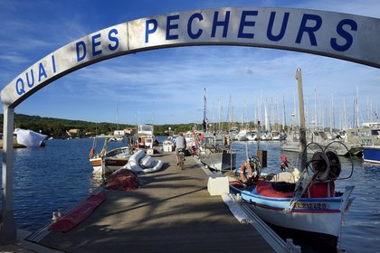 France, Var (83), Iles d'Hyères, parc national de Port Cros, Ile de Porquerolles, le quai des pêcheurs sur le port du village